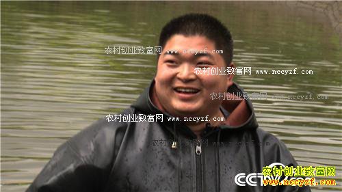 莽撞小伙黑泥塘里捞金